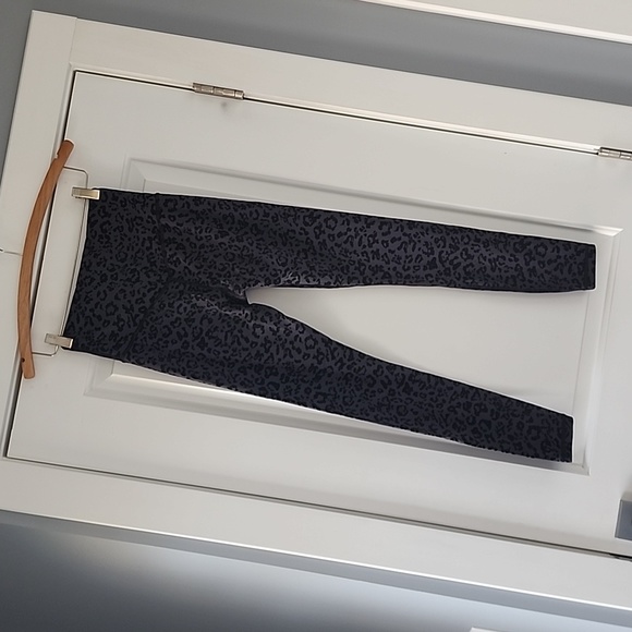 Athleta black/gray leopard print Elation Ultra High Rise legging! - Picture 6 of 10